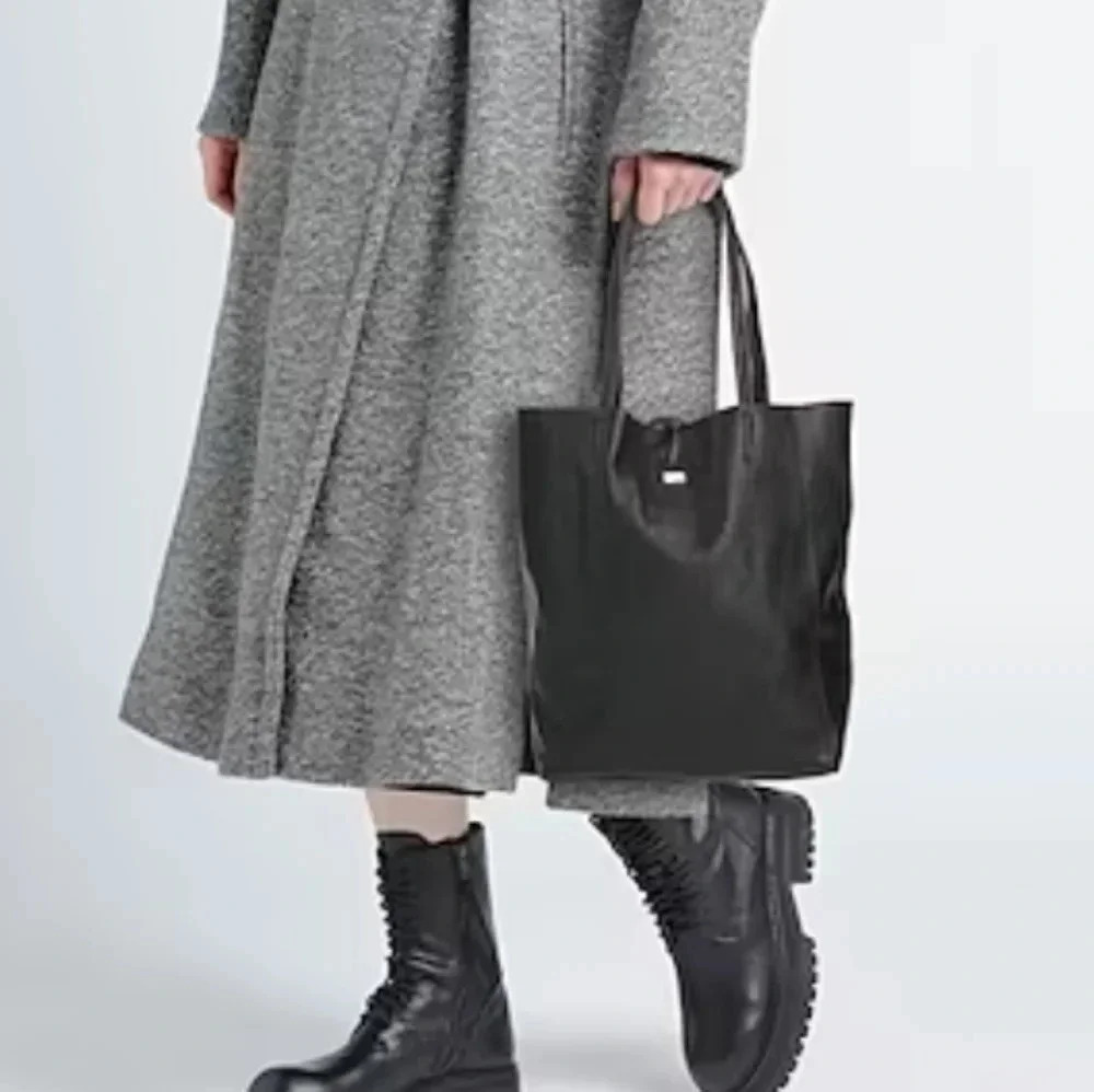 NWOT TSD12 BLACK GENUINE LEATHER HANDBAG **